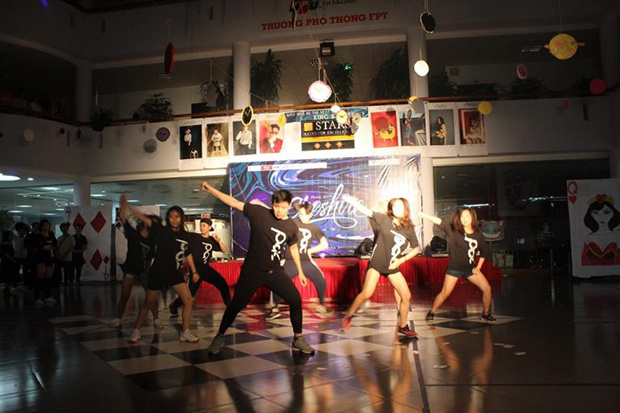 <p class="Normal"> Nhóm nhảy PAC đến từ trường THPT Phạm Hồng Thái - một trong các khách mời đặc biệt - đã mang đến những điệu nhảy hiphop vô cùng sôi động.</p>