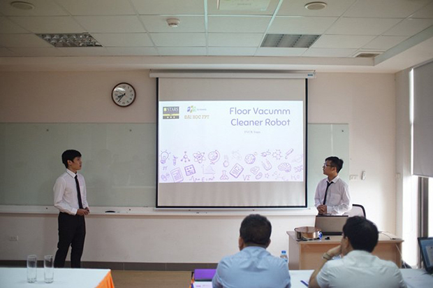 Tạ Trung Kiên và Phạm Văn Dương trình bày trong buổi bảo vệ đồ án