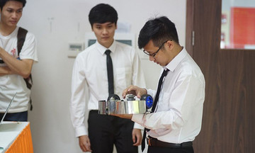 Sinh viên Việt chế tạo thành công máy hút bụi thông minh giá rẻ