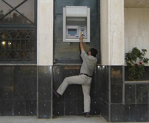 <p class="Normal"> Nhiều người đã đùa vui rằng đây là cây ATM "chảnh" nhất thế giới, khi được đặt ở vị trí quá cao so với người rút tiền.</p>