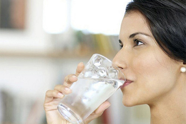 <p class="Normal"> Uống nhiều nước</p> <p class="Normal"> Phụ nữ Pháp uống nước liên tục trong suốt một ngày để giúp cho bộ máy thanh lọc vận hành tốt trong cơ thể. Uống đủ nước cũng giúp làn da săn chắc và mịn màng hơn.</p>