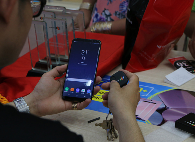 Khách đặt trước đến nhận Galaxy S8 tại hệ thống FPT Shop