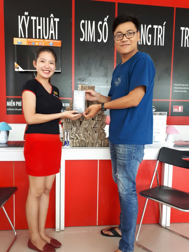 Khách hàng Trần Văn Phú nhận máy từ FPT Shop.