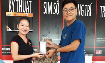 Mang hơn 20 triệu tiền lẻ đi mua Samsung Galaxy S8+