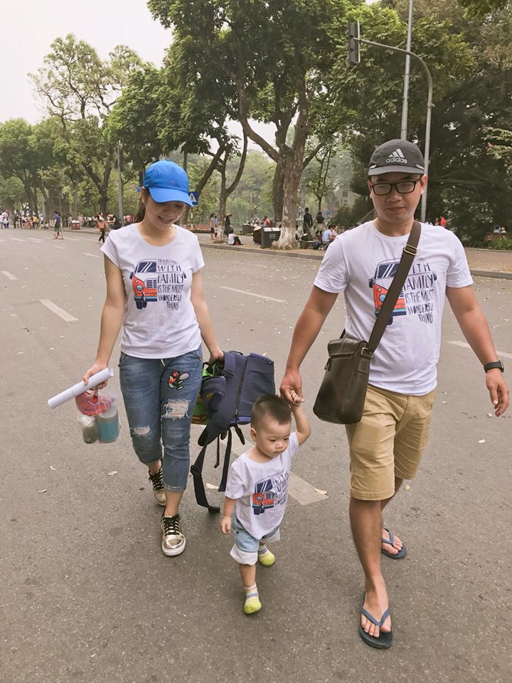 <p> Tranh thủ ngày nghỉ, chị Ngô Ngọc Minh Châu, FPT Trading Hà Nội, cùng gia đình dạo chơi bờ Hồ Hoàn Kiếm.</p>