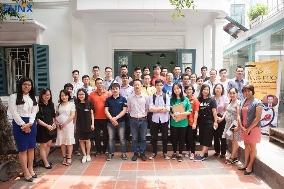 <p> Dàn Mentor và sinh viên lên sóng trên Facebook chị Đào Vân Anh, ĐH trực tuyến FUNiX.</p>