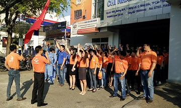 FPT Telecom Cần Thơ vinh danh nhân viên tiêu biểu trong lễ chào cờ mỗi tuần