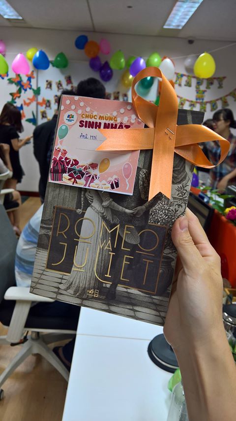 <div style="text-align:justify;"> Chị Hoàng Ngọc Ánh, FPT IS, vui mừng khi công ty tặng chị cuốn sách "Romeo and Juliet".</div>