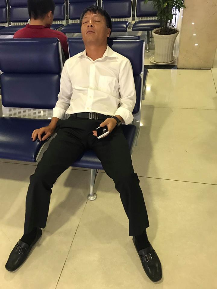 <p> TGĐ FPT Trading Bùi Ngọc Khánh rất "đau lòng" khi đồng nghiệp chụp lén "dìm hàng" anh lúc ngủ ở sân bay. </p>