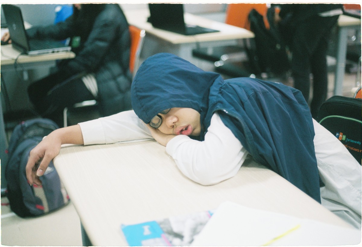 <p class="Normal"> Giấc ngủ “tranh thủ” vào giờ giải lao là hình ảnh quen thuộc tại FPT Edu mỗi khi học sinh, sinh viên chuẩn bị bước vào kỳ thi.</p>