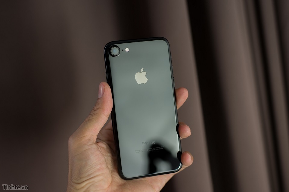 <p class="Normal"> <span>Phiên bản màu hot nhất của <a href="https://fptshop.com.vn/dien-thoai/iphone-7-128gb"><strong>iPhone 7 là Jet Black</strong></a> (đen bóng) đang được giảm giá tới 2 triệu đồng (so với giá gốc 19.999.000 đồng) cho đến ngày 15/5. Đây là mức giá hấp dẫn cho mẫu iPhone mới nhất, bản màu đẹp nhất của Apple hiện tại. iPhone 7 Jet Black</span><span> sang trọng, quý phái với lớp sơn đen bóng đặc biệt, ẩn đi hoàn toàn hai đường anten mặt sau, tạo vẻ đồng nhất, hiện đại và lịch lãm. Máy sở hữu những công nghệ mới nhất như camera iSight 12 MP; camera trước độ phân giải lên tới 7 MP; con chip A10 siêu mạnh; phím Home cảm ứng lực mới; khả năng chống nước và cả loa kép Stereo sống động. Tất nhiên không thể không kể đến bộ nhớ trong 128 GB, con số quá đủ để bạn thoải mái sử dụng mà quên đi nỗi lo đầy bộ nhớ. </span></p> <p class="Normal"> <span>Chi tiết về sản phẩm và các ưu đãi này khách hàng có thể gọi tổng đài miễn cước 18006601 để được tư vấn thêm.</span></p> <p class="Normal"> <a href="http://chungta.vn/photo/kinh-doanh/top-dien-thoai-5-trieu-dong-dang-so-huu-nhat-58207.html"><strong>>> Top điện thoại 5 triệu đồng đáng sở hữu nhất</strong></a></p>