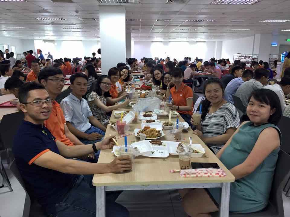 <p> Chị Ngô Thị Ngọc Loan (thứ hai từ phải sang), FPT Trading HCM, chia sẻ khoảnh khắc đón sinh nhật công ty trên Facebook.</p>