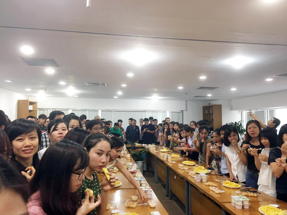 <p> Trong ngày 12/5, FPT Trading Hà Nội cũng tổ chức tiệc nhẹ mừng sinh nhật công ty.</p>