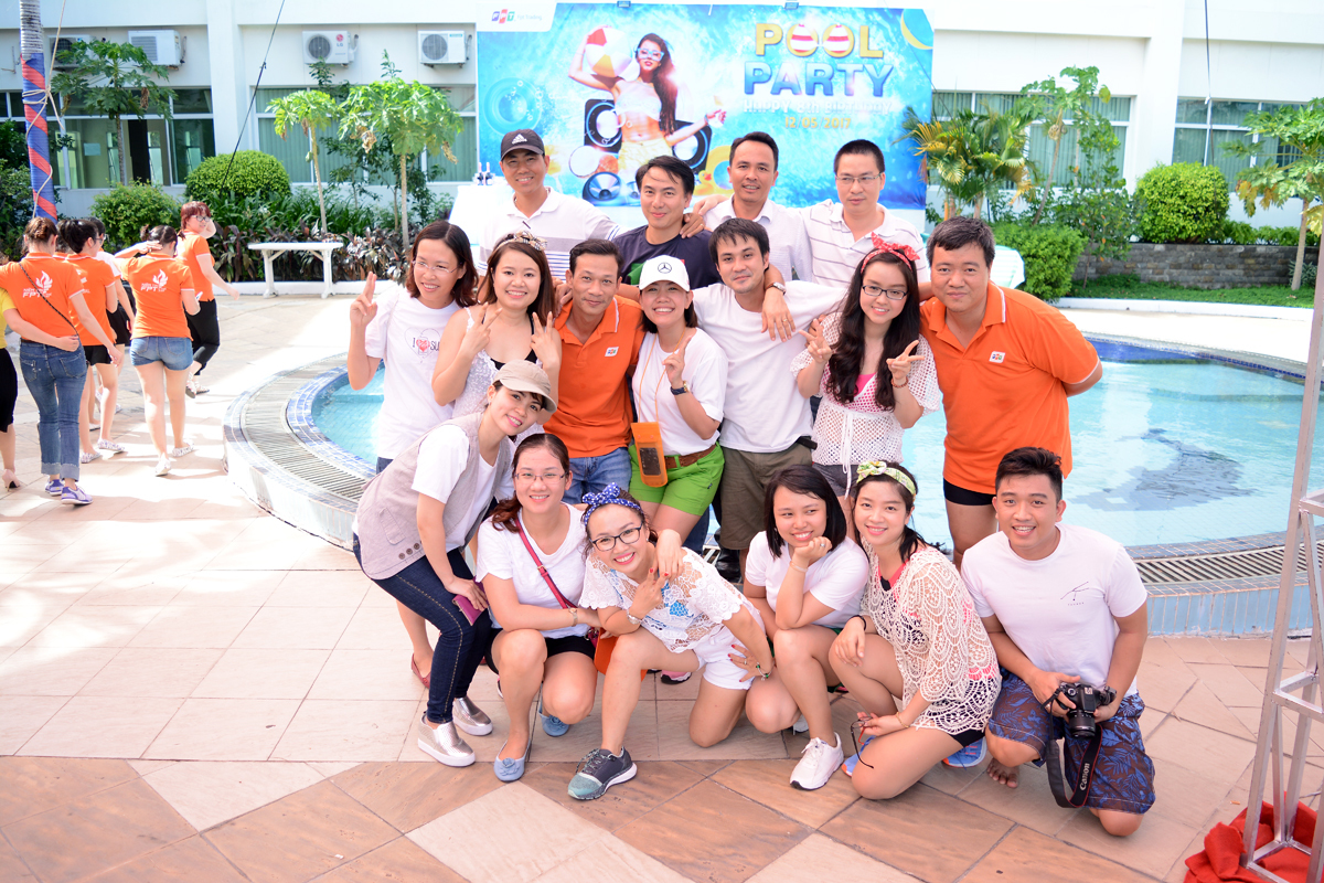 <p> Chiều ngày 12/5, tiệc mừng sinh nhật 8 tuổi của FPT Trading HCM đã diễn ra tại khu vực hồ bơi của khu chế xuất Tân Thuận, quận 7, cách nơi làm việc chỉ 1 km. </p>