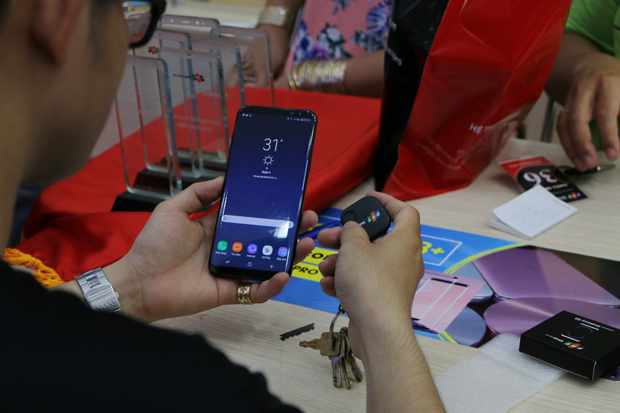 Bà Nguyễn Bạch Điệp, Tổng giám đốc FPT Shop, cho biết doanh thu Galaxy S8 vượt kỳ vọng của chuỗi bán lẻ này, chiếm đến 26% của ngành hàng điện thoại trong tháng.