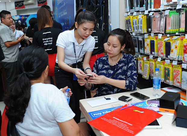 Khách mua Samsung Galaxy S8 tại FPT Shop Khánh Hội (quận 4, TPHCM)