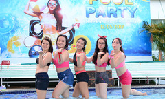 Dàn 'chân ngắn' FPT Trading tự tin khoe dáng với bikini