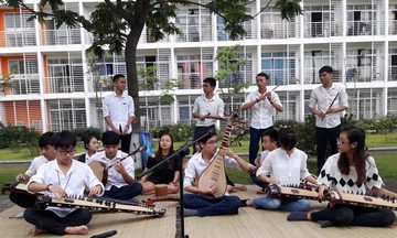 Sinh viên ĐH FPT hòa tấu nhạc cụ dân tộc tại sân trường