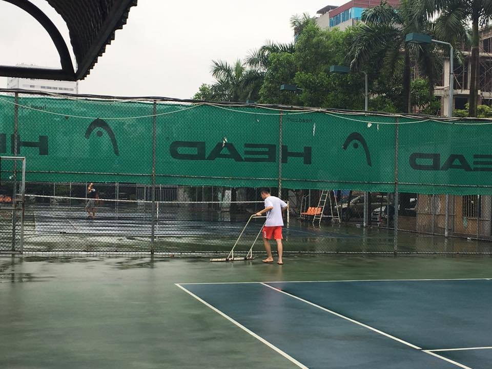 <div style="text-align:justify;"> Bức ảnh "trời mưa TGĐ FPT Software Hoàng Việt Anh đi dép lê dọn sân Tennis" của anh Nguyễn Thái Sơn, FPT Software, nhận được đông đảo lượt thích trên mạng xã hội.</div>