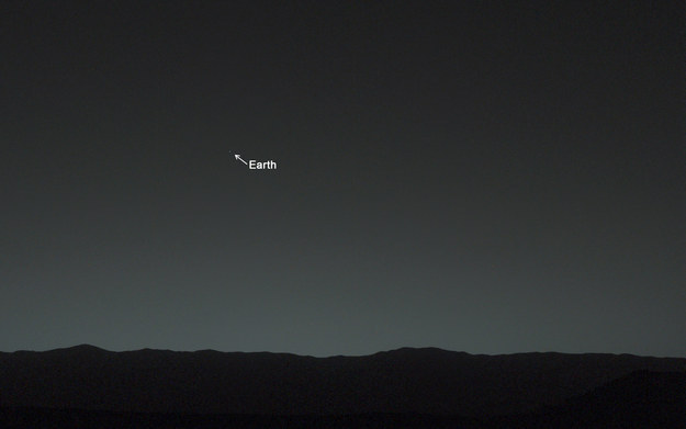 <p> Và như thế này khi nhìn từ bề mặt sao Hỏa, khoảng cách là khá xa nên Trái Đất chỉ còn là một hạt cát. </p>