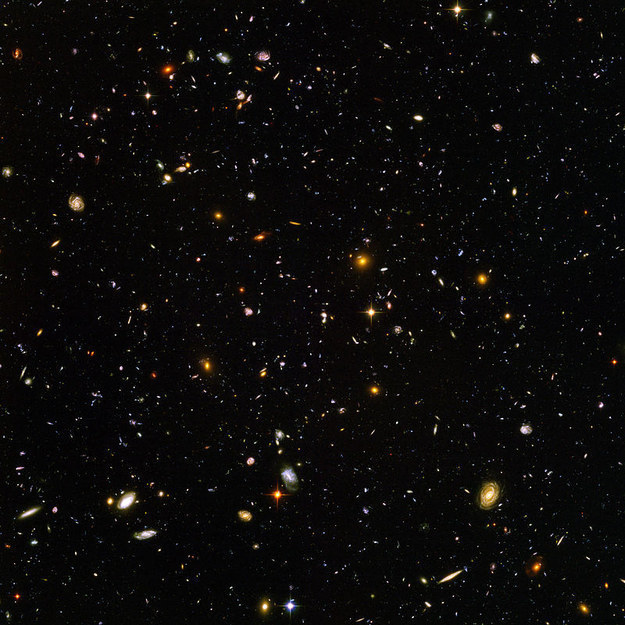 <p class="Normal"> <span>Bức ảnh được chụp bởi kính thiên văn Hubble đã chứng minh V</span>ũ trụ này có hàng ngàn thiên hà, mỗi thiên hà chứa hàng triệu ngôi sao trong đó. </p>