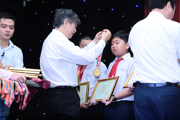 Ông Nguyễn Thành Quang - Phó Giám đốc Tổng Công ty Bảo Việt Nhân thọ trao giải cho các em học sinh đạt giải
