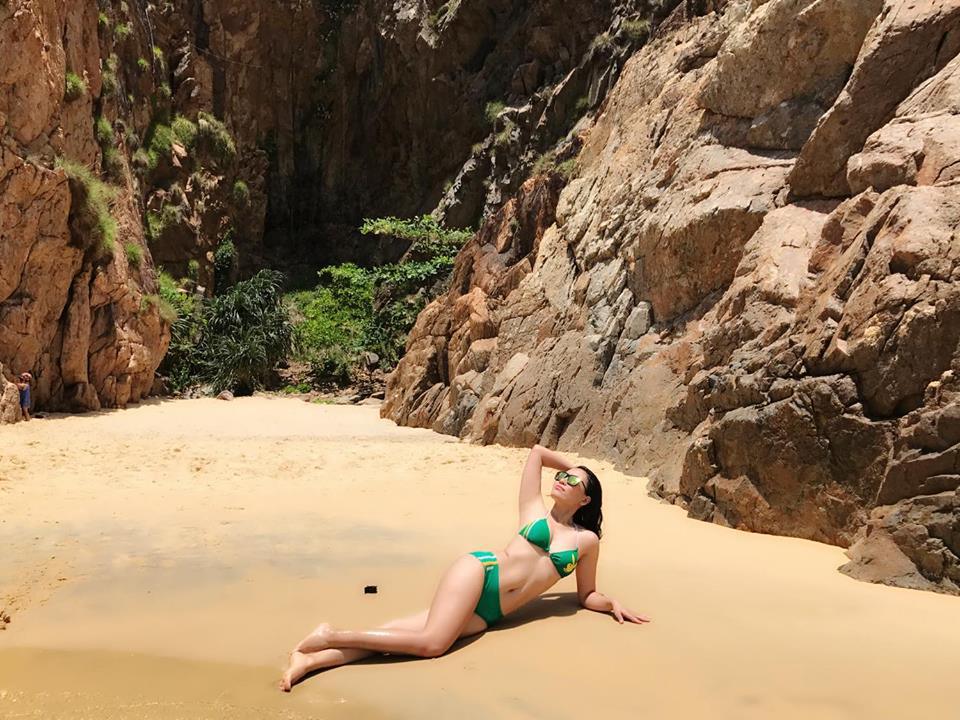 <p class="Normal"> Chị Nguyễn Thị Thu Hương, cựu nhân viên FPT Trading, khoe sắc với bikini ở bãi biển Quy Nhơn. </p>