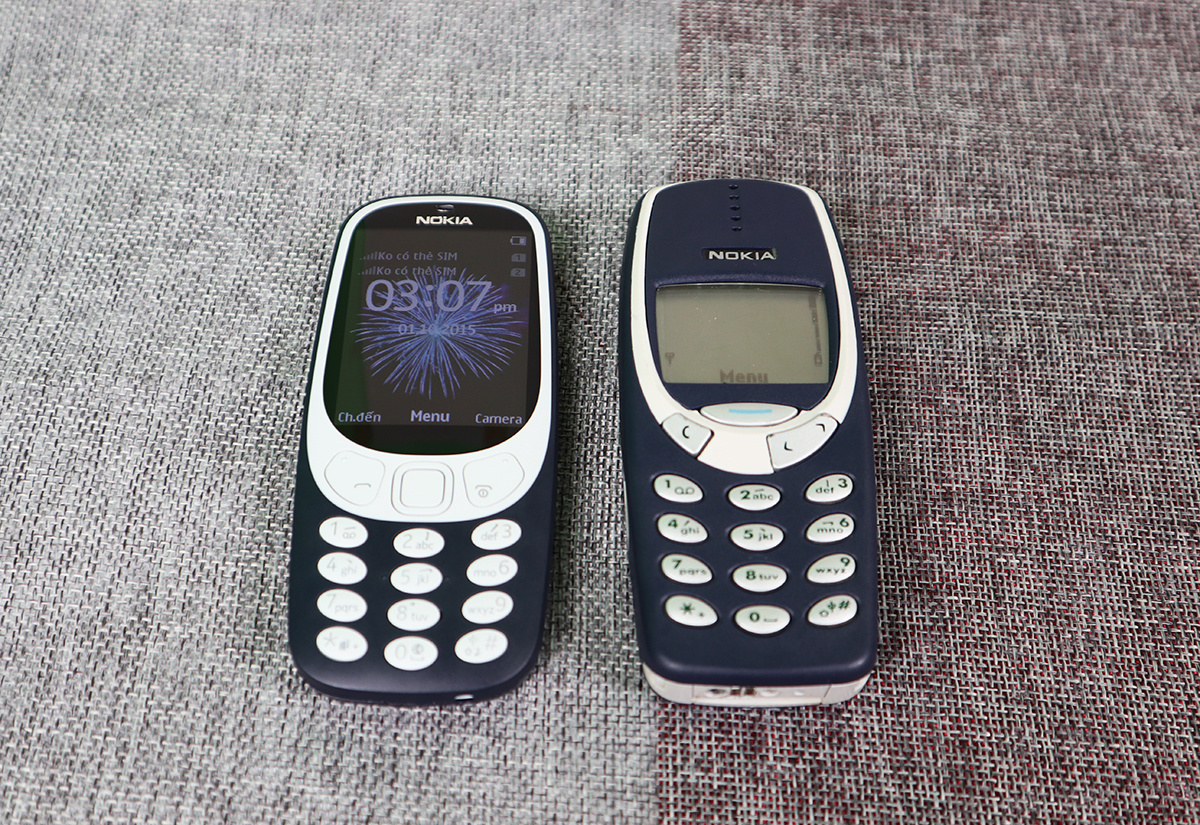 <p> Nokia 3310 (2017 - bên trái) vừa được bán chính hãng tại Việt Nam. So với phiên bản năm 2000, máy có kiểu dáng tương tự, nhưng được trau chuốt hơn rất nhiều, mỏng nhẹ hơn (115,6 x 51 x 12,8 mm, nặng 79,6 g so với 113 x 48 x 22 mm, nặng 133 g) và nhiều chi tiết được làm mới.</p>