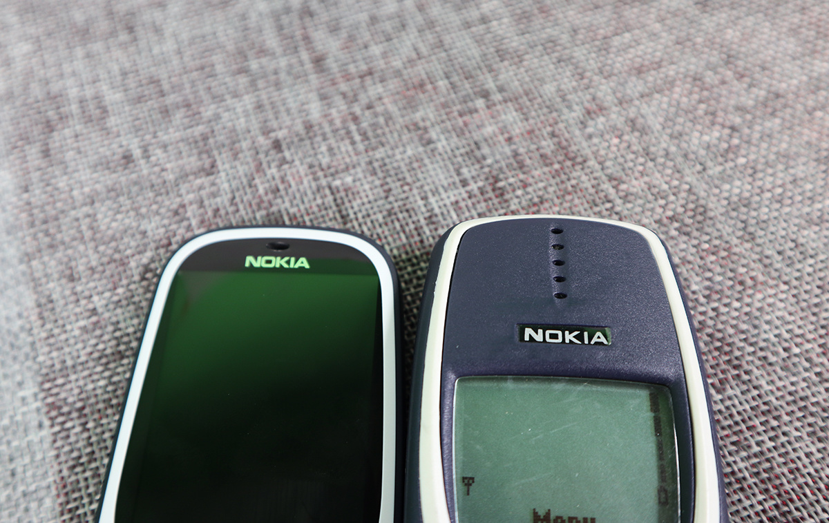 <p> Nokia 3310 cũ dùng màn hình đơn sắc 1,5 inch 84 x 84 pixel, trong khi bản mới có màn hình màu 2,4 inch 240 x 320 pixel. Do đó, không gian hiển thị của Nokia 3310 mới lớn hơn, chiếm gần hết phần trên điện thoại.</p>