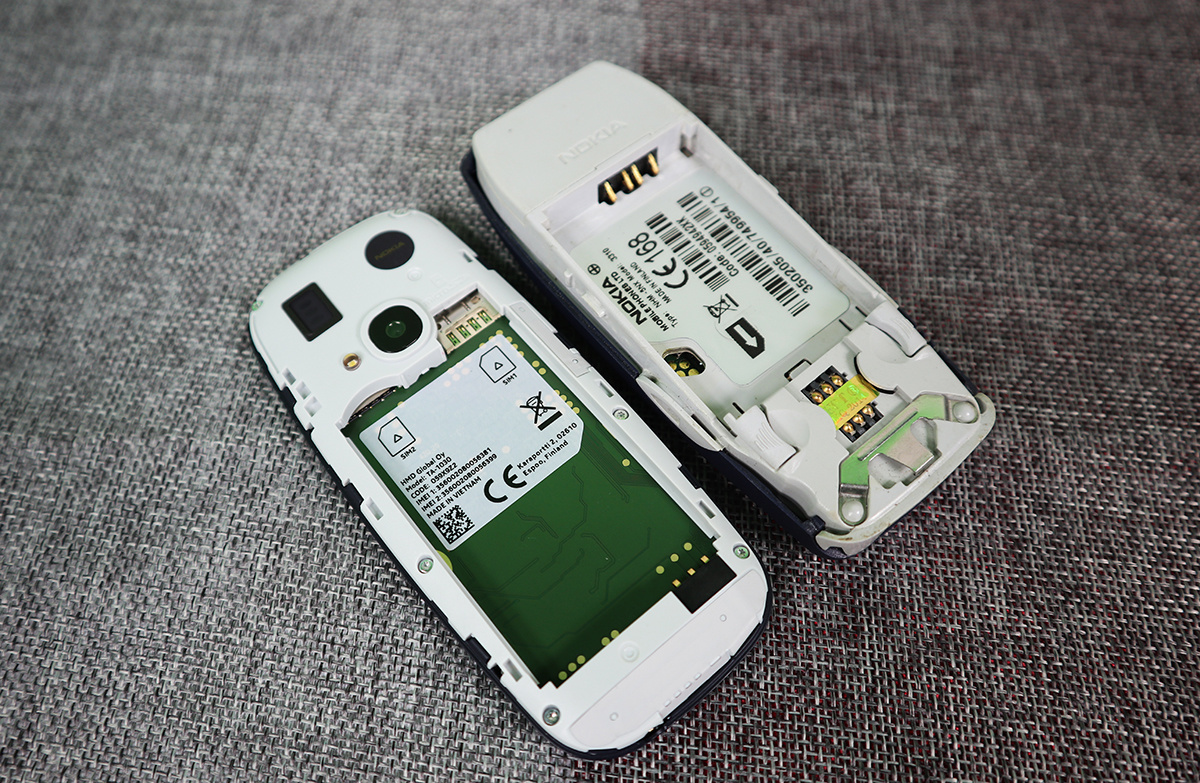 <p> Mặt sau máy cũng có thiết kế khác biệt. Nokia 3310 đời cũ (bên phải) chỉ 1 sim, viên pin 900 mAh, trong khi Nokia đời mới có 2 sim, pin lên tới 1.200 mAh. Bên cạnh đó, bản mới còn có camera, khe cắm thẻ nhớ, kết nối Bluetooth.</p>