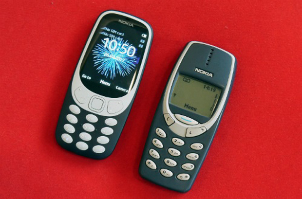 Nokia 3310 bản 2017 (phải) đọ dáng với phiên bản năm 2000.