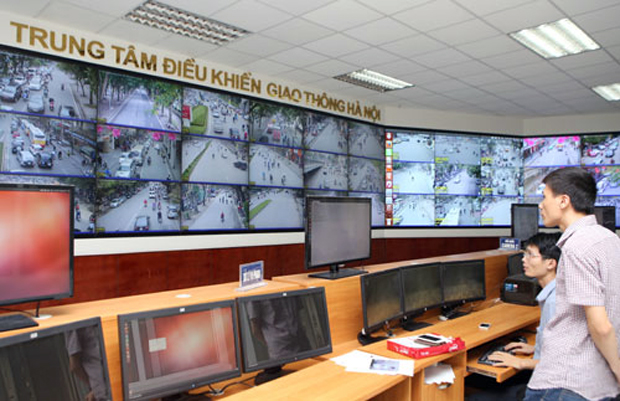 Hoạt động giám sát tình hình giao thông tại Trung tâm Điều khiển giao thông Hà Nội. Ảnh: Như Ý