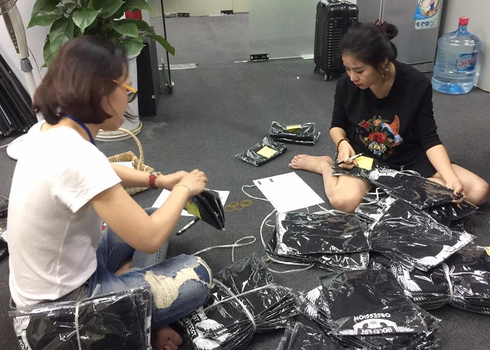 <p style="text-align:justify;"> Người đẹp Ban Văn hóa - Đoàn thể FPT Hoàng Mai Trang đang phân loại áo đồng phục Rockfest 2017 theo từng đơn vị.</p>