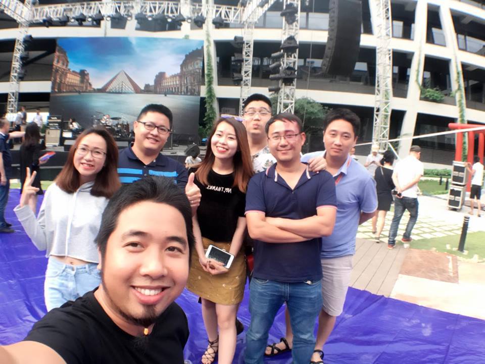 <div style="text-align:justify;"> Ngô Thị Mỹ Dung, FPT Software Đà Nẵng, check in cùng team BTC Rockfest 2017. </div>