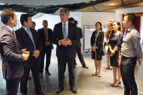 Chủ tịch kiêm Tổng giám đốc Siemens TGD Siemens Joe Kaeserấn tượng về việc số hóa các nhà máy tại Nhật Bản và mong muốn cùng FPT triển khai giải pháp số của Siemens tại thị trường trọng điểm của tập đoàn