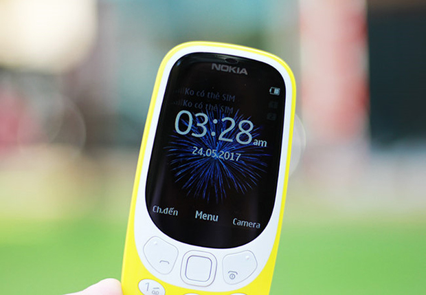 Màn hình của Nokia 3310 phiên bản 2017 rộng hơn phiên bản cũ, là màn hình màu TFT với độ phân giải "thô sơ" 240 x 320 pixel. Độ phân giải của 3310 khó có thể so sánh được với những chiếc smartphone rẻ tiền hiện nay với khả năng hiển thị 1280 x 720 pixel. Tất nhiên bạn không thể dùng ngón tay để lướt trên màn hình mà phải sử dụng các phím điều hướng bên dưới.