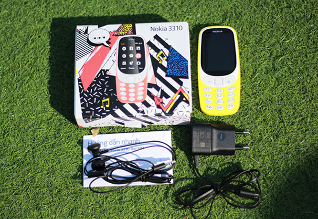 Nokia 3310 được đóng gói trong một chiếc hộp nhỏ xinh cùng với sách hướng dẫn, tai nghe và một bộ sạc. Vì là dòng điện thoại feature phone nên những phụ kiện đi kèm cũng không phải là cao cấp. Tai nghe của máy được sản xuất tại Việt Nam còn bộ sạc được sản xuất tại Trung Quốc. Chiếc điện thoại mà VietTimes chụp hình được mượn từ hệ thống FPT Shop với mức giá niêm yết là 1.059.000 đồng.