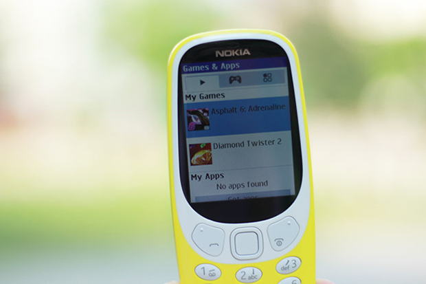 Thật ngạc nhiên khi Nokia 3310 được cài sẵn một số game xuất hiện trong thời kỳ smartphone, trong đó có Asphalt 6. Nhưng bạn đừng hy vọng được trải nghiệm những khung hình chi tiết và sắc nét giống như trên smartphone. Quang cảnh các đường đua trong Asphalt 6 chỉ giống như những bức tranh của học sinh cấp 1. Dù sao trải nghiệm chơi game trên một chiếc feature phone cũng khá vui.