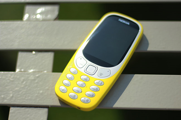 Nokia 3310 có lớp vỏ bằng nhựa khá bóng bẩy. Thiết kế này nhìn trẻ trung, đẹp mắt nhưng dễ trầy xước hơn phiên bản cũ. Trọng lượng của máy cực nhẹ, chỉ 79,6g, cầm như không cầm. Phiên bản năm 2000 có trọng lượng 137g. Vỏ máy được làm bằng nhựa là một cách để HMD Global hạ giá thành sản phẩm. Tuy nhẹ nhưng Nokia 3310 cho cảm giác cầm rất chắc tay, không dễ rơi như... iPhone 6.