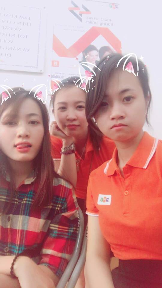 <p class="Normal" style="text-align:justify;"> Bức ảnh "Ngày Chủ nhật" của chị Vũ Tuyết Mai (giữa), Trung tâm Quản lý cước Quảng Ninh, selfie cùng đồng nghiệp nhận được nhiều lượt bình luận trên Facebook.</p>