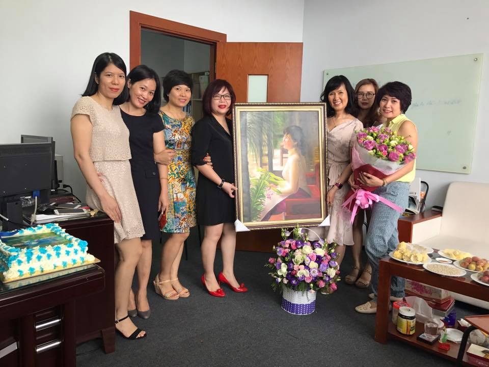 <p> Phó TGĐ FPT Retail Trịnh Hoa Giang cùng đồng nghiệp đơn vị đến chúc mừng sinh nhật chị Lại Hương Huyền.</p>