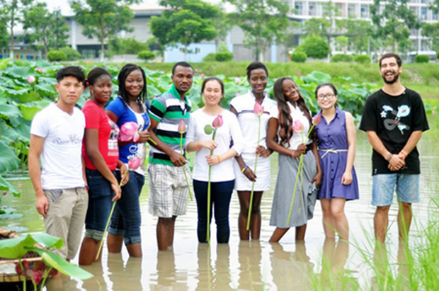 <p class="Normal" style="text-align:justify;"> Các bạn du học sinh Lào, Nigeria, Ghana… cũng bị hấp dẫn bởi vẻ đẹp của hồ sen.</p>