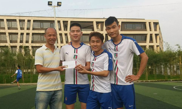 Phó BTC Phạm Ngọc Hải trao giải cầu thủ suất sắc tháng 4 cho Nhữ Đình Khánh (FSU11.G-EP)
