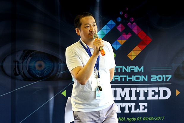 <p class="Normal"> Tại cuộc thi năm nay, Vietnam AI Hackathon 2017 chào đón sự góp mặt của ông Sun Young Park - kiến trúc sư hệ thống cấp cao đến từ Amazon. Với vài trò là Mentor (người hướng dẫn) chính của cuộc thi, ông Park sẽ đồng hành với các thí sinh trong suốt 2 ngày một đêm để hỗ trợ, đưa ra lời khuyên trực tiếp tới các đội. </p>