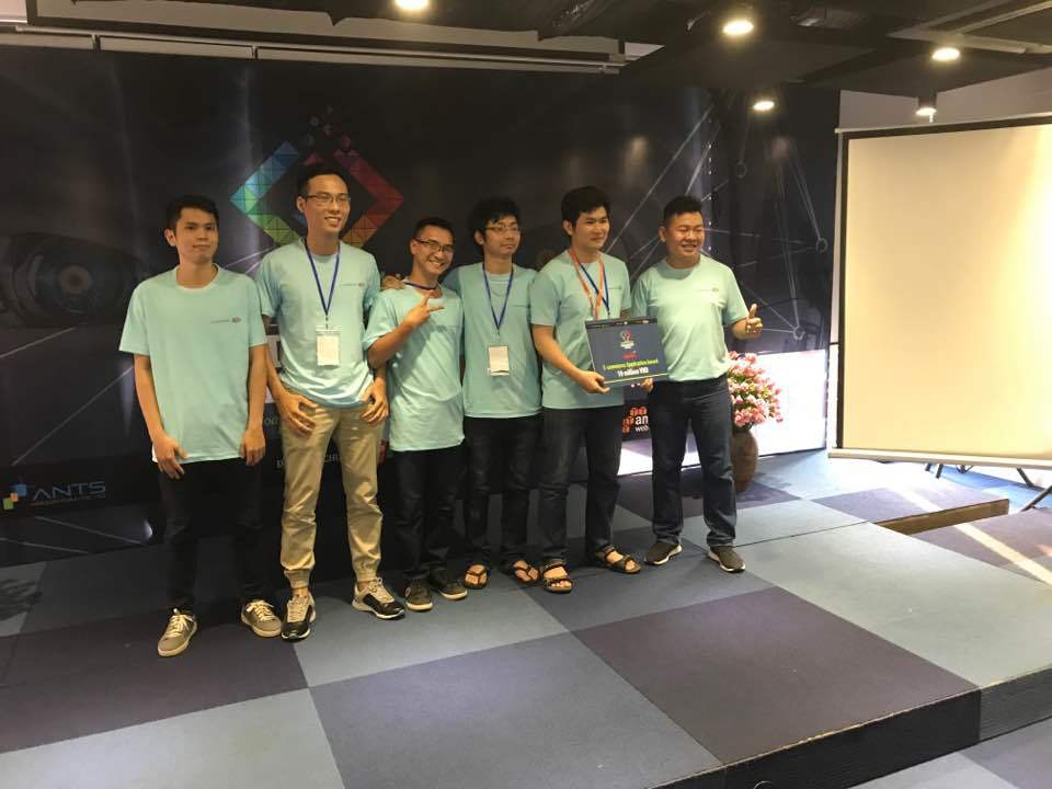 <p class="Normal" style="text-align:justify;"> Giám đốc Sendo.vn Hà Nội Trương Gia Bảo (ngoài cùng bên phải) chia sẻ bức ảnh chụp cùng các thành viên đội "Sói con" tại chung kết Vietnam AI Hackathon 2017.</p>