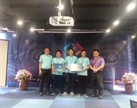 <p style="text-align:justify;"> Trạng Nguyên FPT 2015 Chu Quang Huy và Chủ tịch FPT Software Hoàng Nam Tiến (bên phải) trao giải cho các đội thi <span style="color:rgb(0,0,0);">Vietnam AI Hackathon 2017.</span></p>