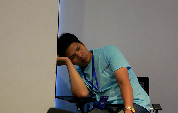 <p> Sau những giờ code liên tục, những cơn buồn ngủ cũng bắt đầu ập đến. Một số thành viên tranh thủ chợp mắt đợi đến phần thuyết trình của đội mình. </p>