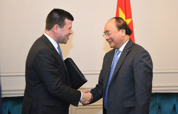 Thủ tướng Nguyễn Xuân Phúc bắt tay ông Robert H. McCooey Jr, Phó chủ tịch cấp cao của Sàn chứng khoán NASDAQ, Mỹ.
