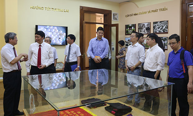 TGĐ FPT Bùi Quang Ngọc thăm quan phòng truyền thống của nhà trường.