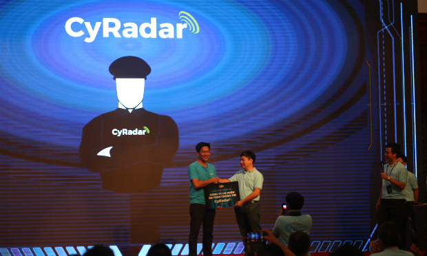 CTO Lê Hồng Việt trao quyết định thành lập cho CyRadar.